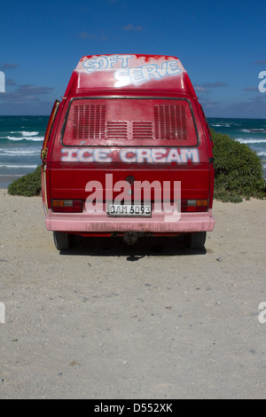 Ein Eiswagen am Meer. Stockfoto