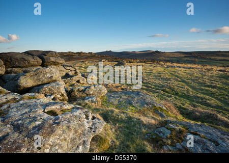 Blick vom Hayne hinunter in Richtung Haytor Dartmoor Nationalpark Devon Uk. Stockfoto