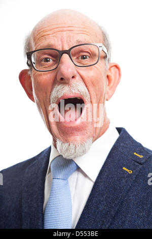 Wütend gut gekleidet senior Mann mit Brille. Isoliert. Stockfoto