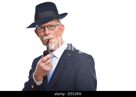 Gut gekleidet senior Mann mit Brille raucht Pfeife. Isoliert. Stockfoto