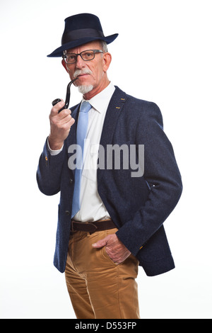 Gut gekleidet senior Mann mit Brille raucht Pfeife. Isoliert. Stockfoto