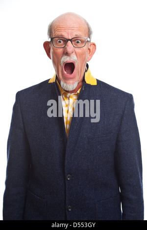 Wütend gut gekleidet senior Mann mit Brille. Isoliert. Stockfoto