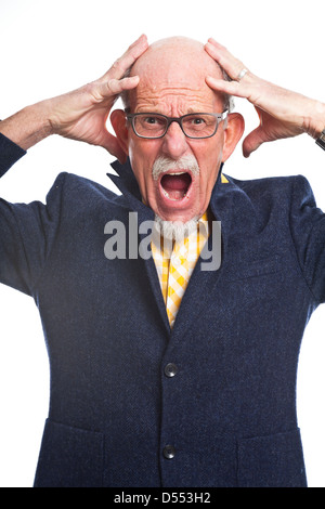 Wütend gut gekleidet senior Mann mit Brille. Isoliert. Stockfoto