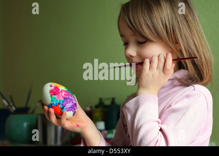 Ein fröhliches junges deutsches Mädchen malen Eiern zu Hause für Ostern. Leipzig, Deutschland, Europa. Stockfoto