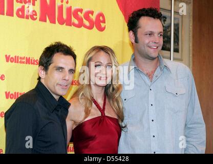 Ben Stiller (l), Christine Taylor und Vince Vaughn (r) bei dem Fototermin von "Dodgeball: A True Underdog Story" in Berlin. Stockfoto