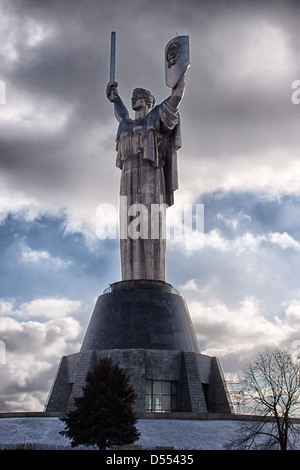 Denkmal in Kiew - Rodina - Mutter im Himmelshintergrund Stockfoto