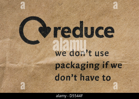Reduzieren Sie Logo auf eine braune Papiertüte. Stockfoto