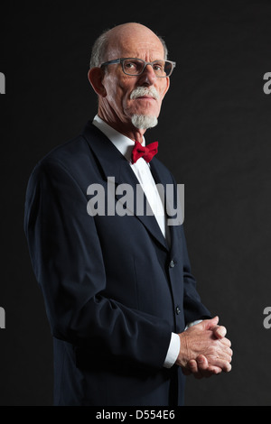 Ältere Mann trägt Anzug und roter Krawatte. Studio gedreht. Stockfoto