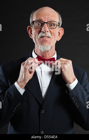 Lustige senior Mann trägt Anzug und roter Krawatte. Stockfoto