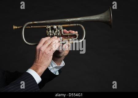 Nahaufnahme von Senior Hände halten Trompete. Stockfoto
