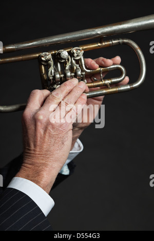 Nahaufnahme von Senior Hände halten Trompete. Stockfoto
