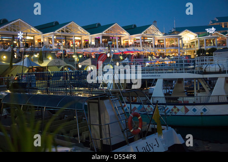 Cape Town Waterfront Boote im Hafen bei Nacht - Südafrika Stockfoto