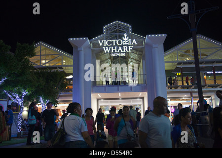 Victoria Wharf Shopping Centre in Kapstadt in der Nacht - Südafrika Stockfoto