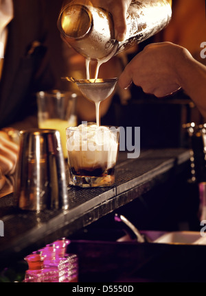 Kalten cocktail trinken, vorbereitet von der Barkeeper Stockfoto