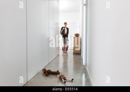 Mutter für Geschäftsreise verlassen Stockfoto