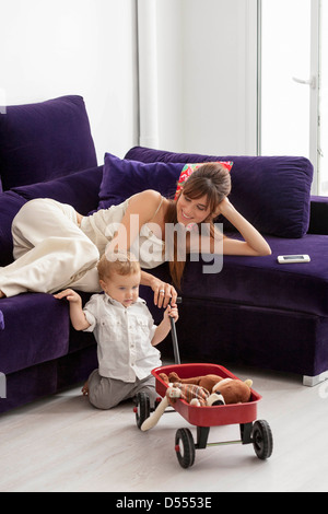 Mutter und Sohn im Wohnzimmer entspannen Stockfoto