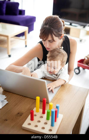 Geschäftsfrau, die zu Hause arbeiten Stockfoto