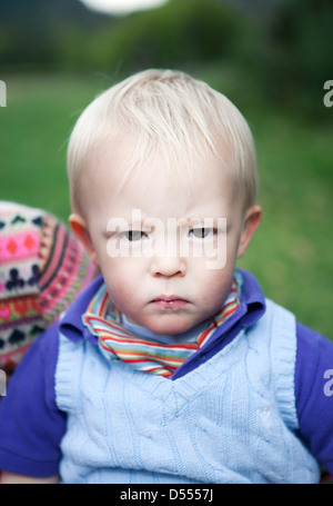 Nahaufnahme eines jungen ernstem Gesicht Stockfoto