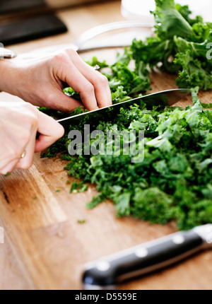 Nahaufnahme von Frau Gemüse Hacken Stockfoto