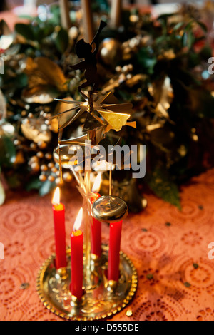 Kerzen brennen auf Weihnachtsdekoration Stockfoto