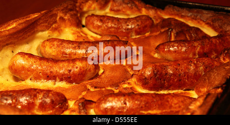 Ein Tablett mit der klassischen britischen Gericht Kröte in der Bohrung. Kröte in der Bohrung ist der Würstchen in einem Yorkshire Pudding Teig gemacht. Stockfoto