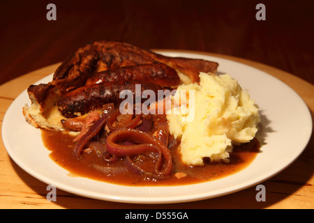 Kröte in der Bohrung wird mit Zwiebel-Soße und Kartoffelpüree serviert. Stockfoto