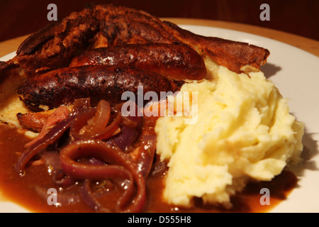 Kröte in der Bohrung wird mit Zwiebel-Soße und Kartoffelpüree serviert. Stockfoto