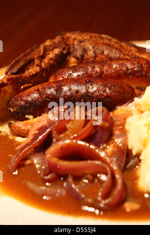 Kröte in der Bohrung wird mit Zwiebel-Soße und Kartoffelpüree serviert. Stockfoto