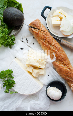 Brot, Käse, Knoblauch und butter Stockfoto