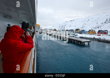 Touristen, die die Fotos von Havoysund Hurtigruten Pier Finnmark Norwegen Europa Stockfoto