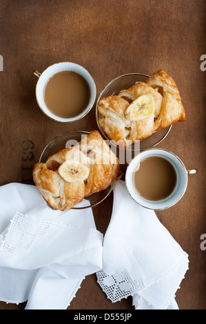 Gebackene Kuchen mit Banane und Kaffee Stockfoto