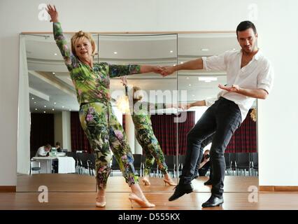 TV-Moderatorin Marijke Amado Praktiken mit professionellen Tänzerin Stefano Terrazzino in Vorbereitung auf die Tanz-Show "Let ´s Dance" des Fernsehsenders RTL in Ahrenshoop, Deutschland, 25. März 2013. Foto: Bernd Wuestneck Stockfoto