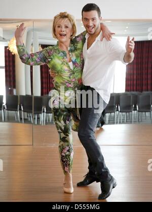 TV-Moderatorin Marijke Amado Praktiken mit professionellen Tänzerin Stefano Terrazzino in Vorbereitung auf die Tanz-Show "Let ´s Dance" des Fernsehsenders RTL in Ahrenshoop, Deutschland, 25. März 2013. Foto: Bernd Wuestneck Stockfoto