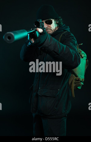 Sniper mit Bart in schwarz Holding Waffe. Studio gedreht. Stockfoto