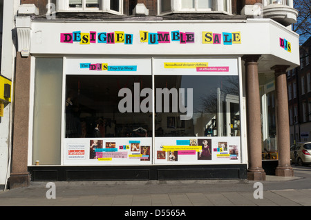 Ein Pop-up-Designer Flohmarkt Shop Verkauf secondhand Designermode. Stockfoto