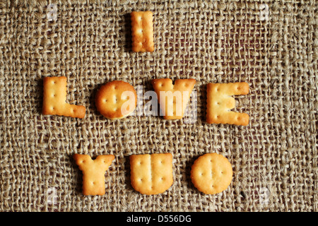 Also ich liebe SIE in Brief Cookies und isoliert auf Sackleinen Hintergrund Stockfoto