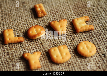 Also ich liebe SIE in Brief Cookies und isoliert auf Sackleinen Hintergrund Stockfoto