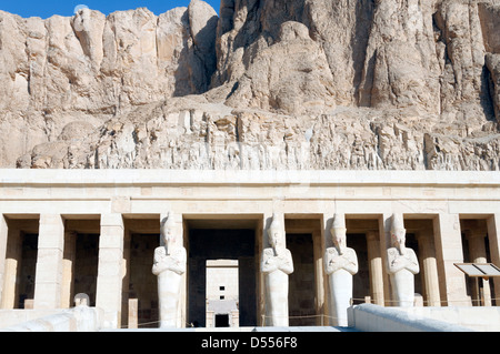 Theben. Ägypten. Statuen von Hapshepsut auf der oberen Terrasse der Leichenhalle Tempel der Hatschepsut in Deir al-Bahri. Stockfoto