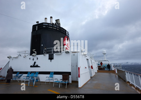 offenen Oberdeck mit Schornstein an Bord der Hurtigruten-Passagierschiff Segeln durch Fjorde während Winter Norwegen Europa Stockfoto