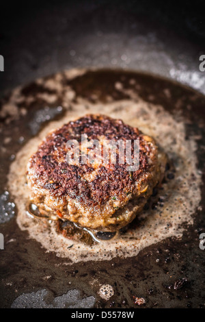 Nahaufnahme von Fleisch in Pfanne braten Stockfoto