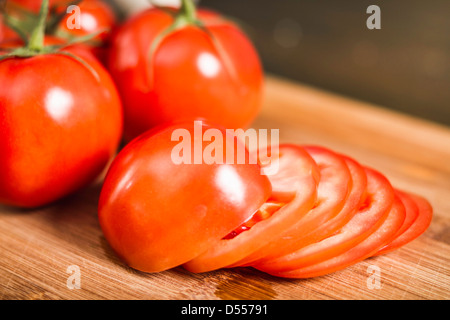 Nahaufnahme der ganze und geschnittene Tomaten Stockfoto
