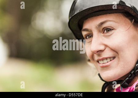 Lächelnde Frau tragen Helm im freien Stockfoto