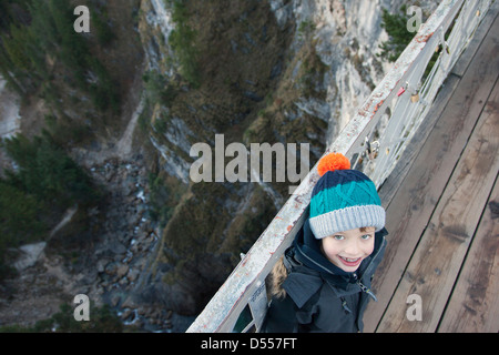 Junge auf Holzsteg Stand Stockfoto