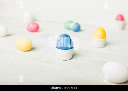 Bunte Ostereier im Eierbecher Stockfoto