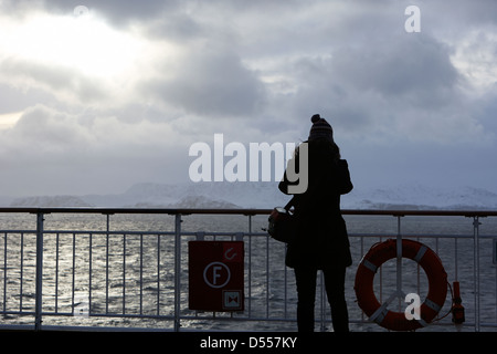 Beifahrerin nehmen Foto an Bord der Hurtigruten-Passagierschiff Segeln durch Fjorde während Winter Norwegen Europa Stockfoto