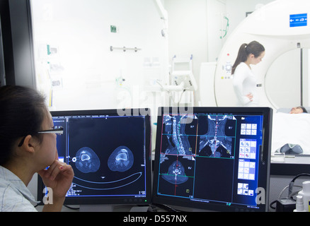 Krankenschwester Untersuchung Röntgenaufnahmen im Krankenhaus Stockfoto