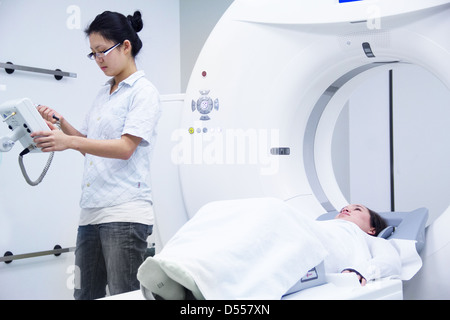 Techniker mit Patienten im CT-scanner Stockfoto