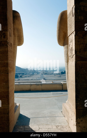 Theben. Ägypten. Blick auf die Wüstenebene aus der Leichenhalle Tempel der Hatschepsut in Deir al-Bahri. Stockfoto