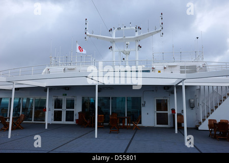 oben offene Deck und Bar-Bereich an Bord der Hurtigruten-Passagierschiff Segeln durch Fjorde während Winter Norwegen Europa Stockfoto