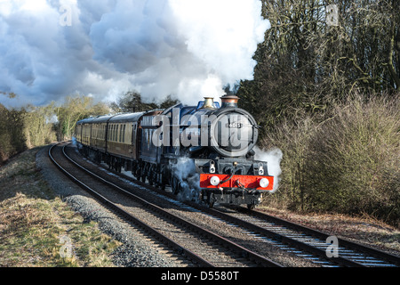 Die neu umbenannten König Richard III. auf seiner Jungfernfahrt von Great Central Railway in Loughborough Leicester North Station Stockfoto